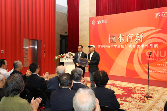 06必赢76net线路官网校长方复全为白海宁先生颁发“教育贡献奖”.jpg